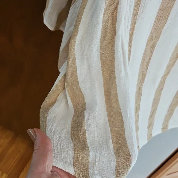 Maurices Rayon Blouse With Ruffled Sleeved And Open Back - Picture 4 of 9